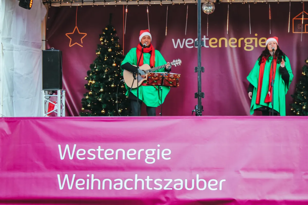 Öffentliches Wiederanstoß-Event in der Galerie mit innovativen Kunstwerken.